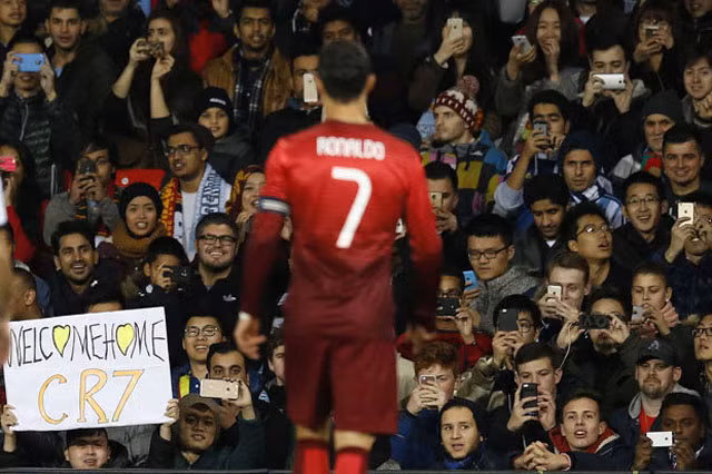 Kể từ khi còn khoác áo M.U, Ronaldo được xem là một trong những ngôi sao được hâm mộ nhất thế giới. Vì vậy, nếu ngôi sao 30 tuổi trở lại sân Old Trafford, anh sẽ giúp MU kiếm thêm thu nhập từ tiền bán áo đấu.