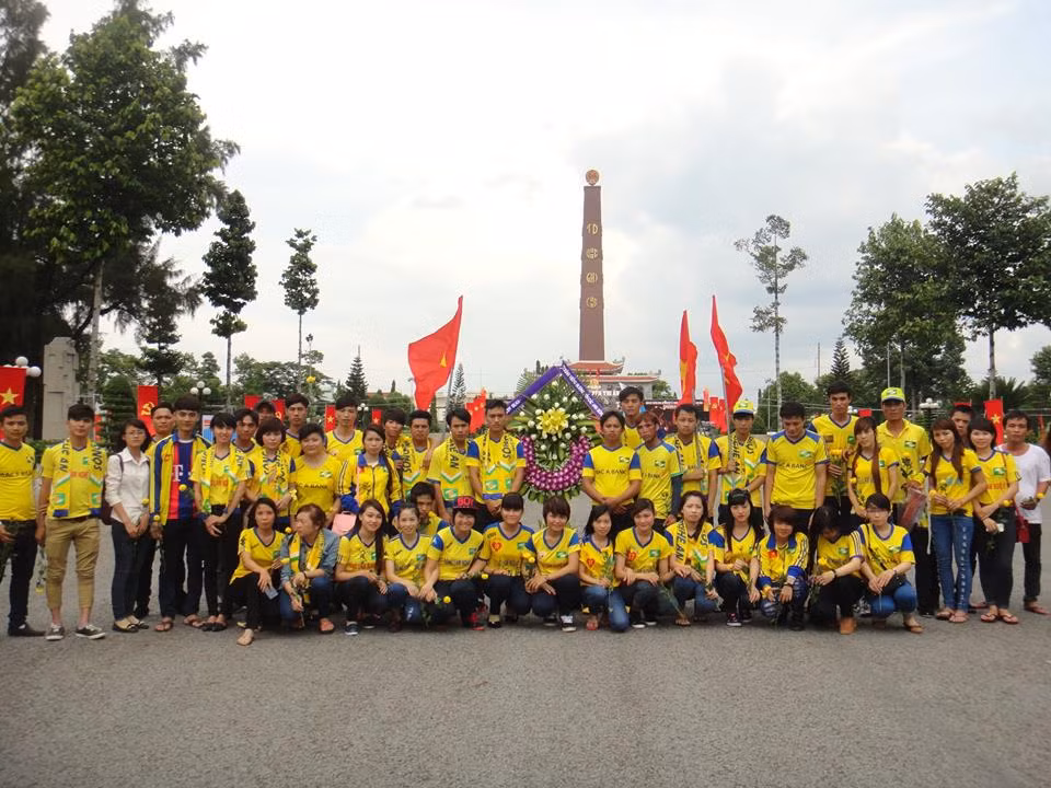 Hành động tuy nhỏ nhưng đầy tính nhân văn của các thành viên Hội CĐV SLNA khu vực phía Nam để tưởng nhớ những công lao to lớn mà các Anh hùng liệt sỹ đã hi sinh xương máu của mình để giành lại hòa bình cho Tổ quốc.