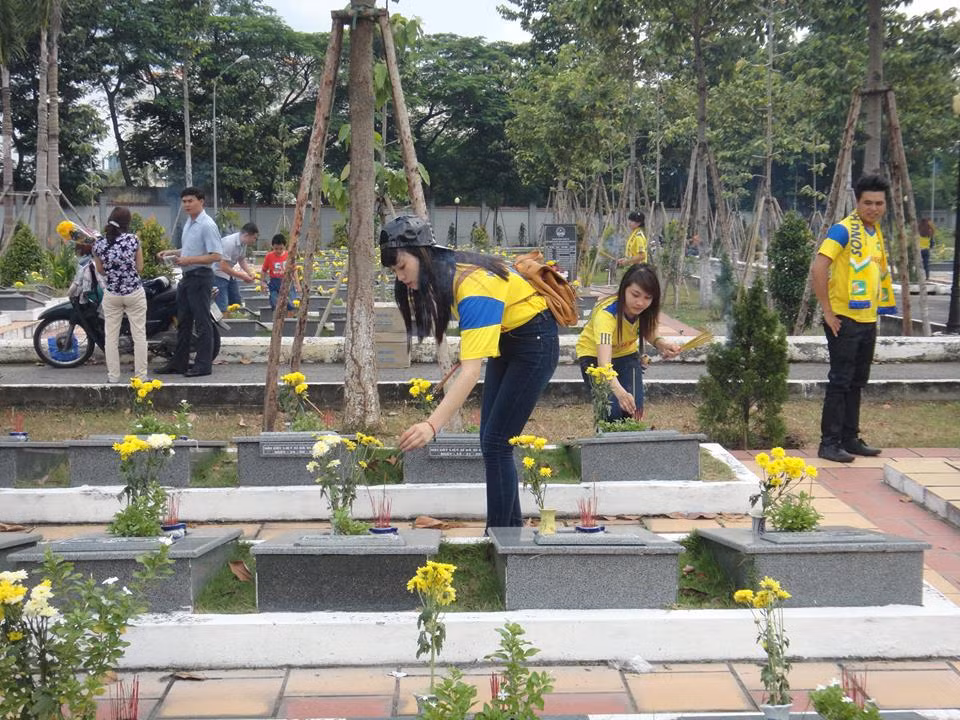 Mỗi CĐV SLNA cầm trên tay một nén hương và bông hoa cúc nghiêng mình thành kính trước những người đã hy sinh vì sự nghiệp bảo vệ quê hương.