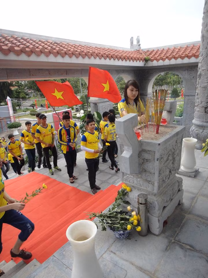 Các thành viên của Hội CĐV SLNA lần lượt thắp hương tại khu vực trung tâm của nghĩa trang liệt sỹ tỉnh Bình Dương.