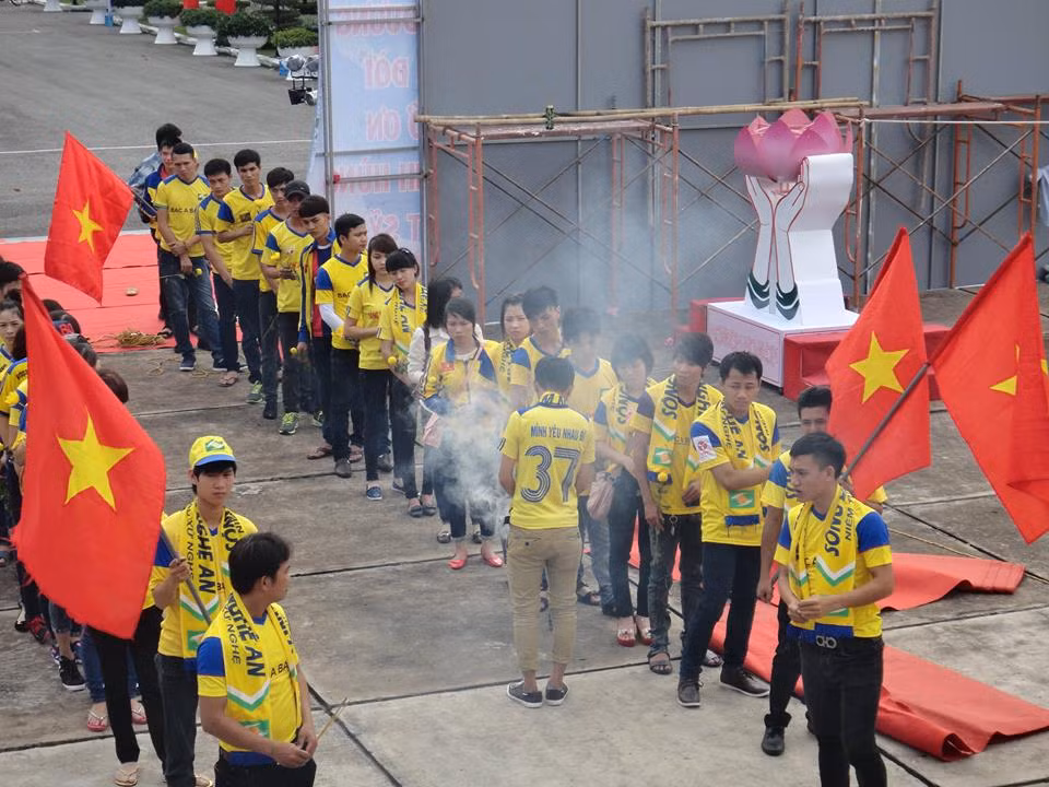 Ngay từ sáng sớm ngày 26/7, các CĐV SLNA đã tập trung tại nghĩa trang liệt sỹ tỉnh Bình Dương chuẩn bị dâng hương.