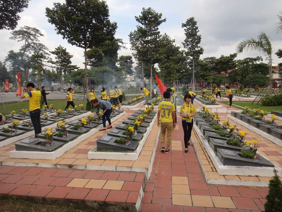 Sau đó, các fan xứ Nghệ cùng tỏa ra khắp nghĩa trang liệt sỹ để bày tỏ lòng thành kính, biết ơn của mình.
