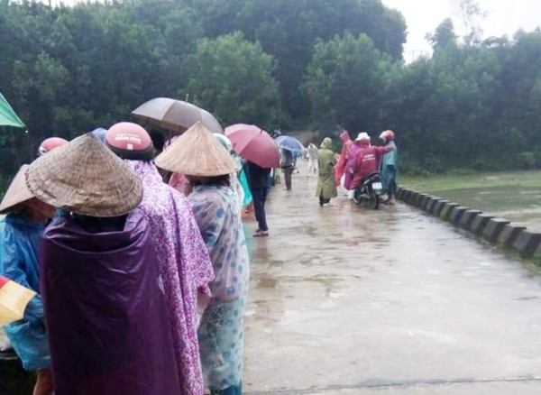 Gan 300 nguoi tim kiem hoc sinh mat tich khi di cau ca