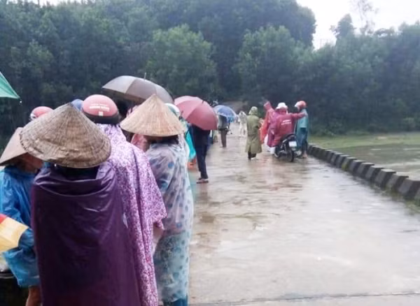 Gan 300 nguoi tim kiem hoc sinh mat tich khi di cau ca