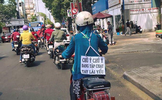 Trước đây trên mạng xã hội cũng từng chia sẻ khá nhiều hình ảnh những chiếc xe chạy trên đường có dán biển thông báo để các phương tiện khác chủ động né tránh.