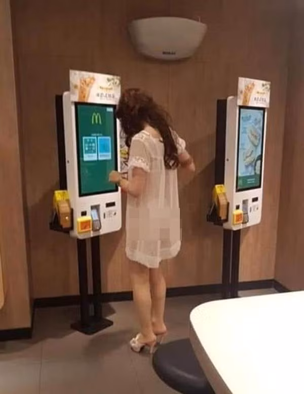 Mới đây, cư dân mạng Hồng Kông (Trung Quốc) đang xôn xao trước hình ảnh một cô gái ra đường với bộ váy mỏng như lá lúa giữa một trung tâm thương mại.