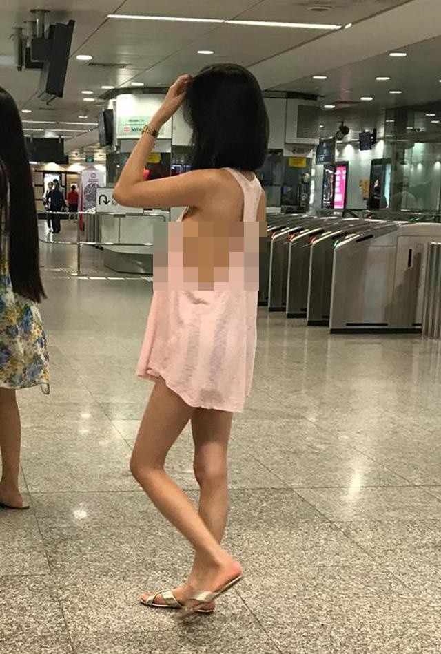 Cô gái có mái tóc xoăn rối, diện một chiếc váy trắng dài tới đầu gối và chân đi giày cao gót. Tuy nhiên, sẽ chẳng có gì đáng nói nếu mọi người không tập trung vào chiếc váy mà cô gái đang mặc. Bởi chiếc váy này mỏng tang như màn tuyn, nhìn xuyên thấu cả nội y bên trong không khác gì váy ngủ.