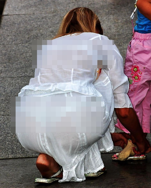 Một số dân mạng khác không ngừng chỉ trích, mỉa mai "phong cách thời trang" khó hiểu của những cô gái ăn mặc hớ hênh khi ra đường.