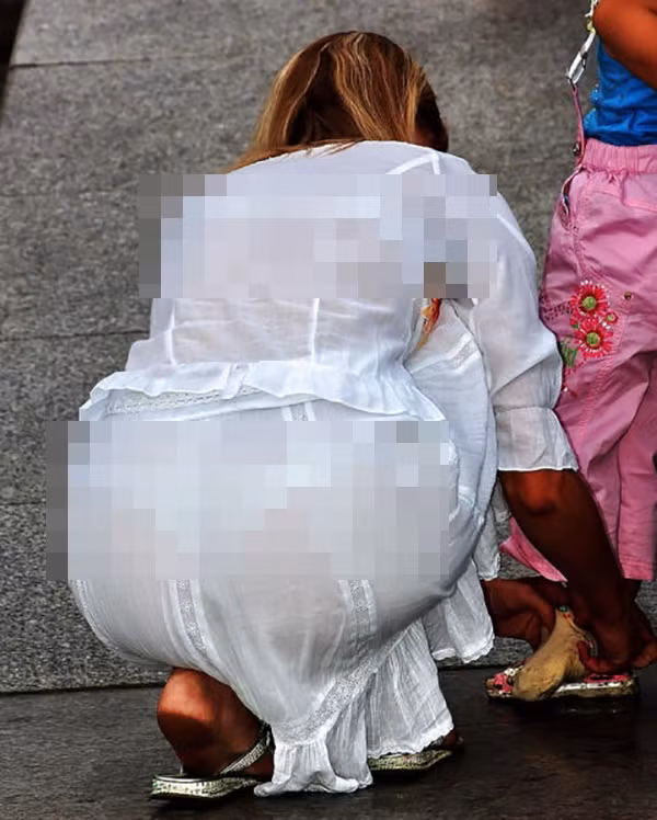 Một số dân mạng khác không ngừng chỉ trích, mỉa mai "phong cách thời trang" khó hiểu của những cô gái ăn mặc hớ hênh khi ra đường.