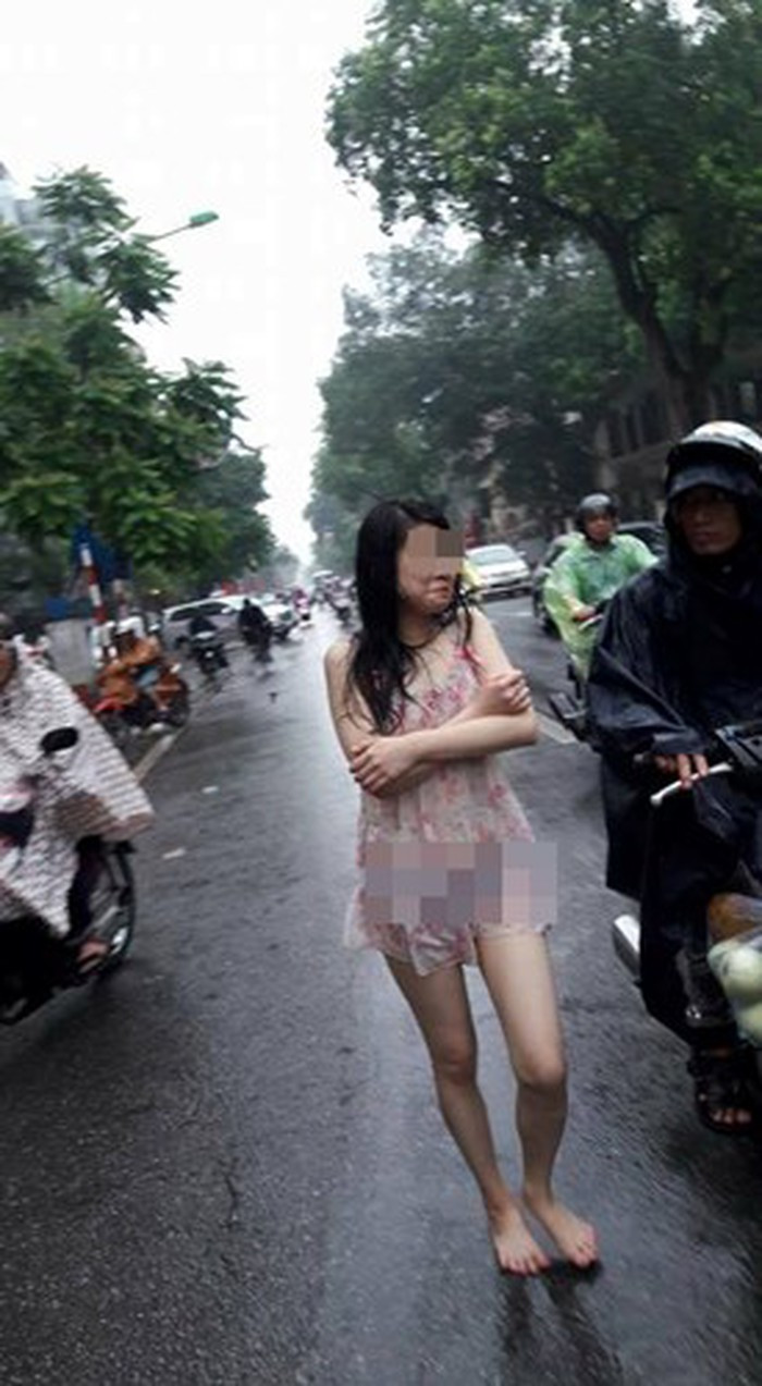 Trước đó, tại Việt Nam không ít những hình ảnh các cô gái ăn mặc mỏng tang khi ra đường khiến nhiều người phải quay mặt không dám nhìn.