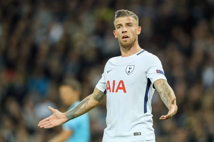 Trước mối nguy ngại từ M.U, Tottenham đang gấp rút tìm người thay thế trung vệ Alderweireld nếu cầu thủ này rời đội bóng thành London.