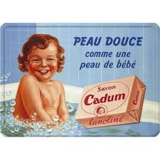 Thời đó, kem lót, kem nền cũng đâu có phong phú như bây giờ. Chị em chỉ có một sự lựa chọn duy nhất đó chính là hộp kem sâm. Loại kem lừng danh một thời với vỏ hộp nhựa, bao bì đủ màu này cũng có xuất xứ từ Thái Lan, trông xoàng xĩnh dung dị vậy thôi, chứ nó là vật báu làm đẹp của phụ nữ ngày đó. Cũng có một loại kem sâm khác đó chính là kem sâm vàng được phái đẹp thời bao cấp ưa chuộng để trị vết thâm, làm trắng da.