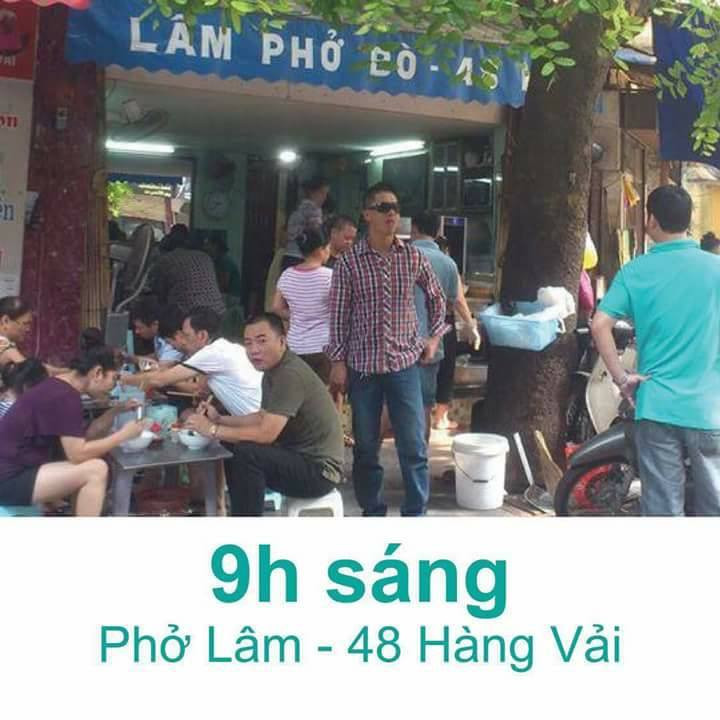 Nếu bạn ở mạn Đường Thành, Phùng Hưng thì phở Lâm gốc cây đa Hàng Vải là cái tên vô cùng quen thuộc. Dù ngồi vỉa hè nắng nóng nhưng khi nhìn bát phở nước trong veo và điểm trên vài cọng hành xanh đã vô cùng hấp dẫn rồi.