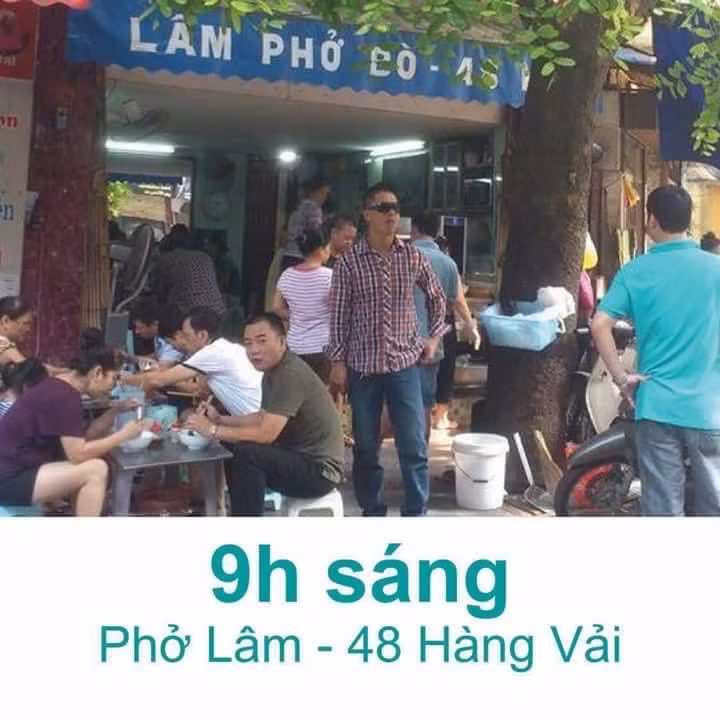 Nếu bạn ở mạn Đường Thành, Phùng Hưng thì phở Lâm gốc cây đa Hàng Vải là cái tên vô cùng quen thuộc. Dù ngồi vỉa hè nắng nóng nhưng khi nhìn bát phở nước trong veo và điểm trên vài cọng hành xanh đã vô cùng hấp dẫn rồi.