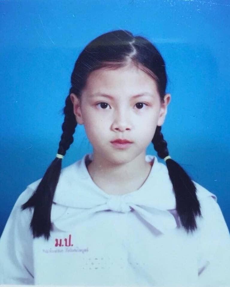 Tuy nhiên, mọi tin đồn và bình luận nghi ngờ đều được dập tắt khi loạt ảnh ngày bé của hot girl Baifern Pimchanok được tung ra. Dân tình lại được một phen trầm trồ bởi nhan sắc của Baifern hồi bé quá đỗi xinh xắn và đáng yêu.