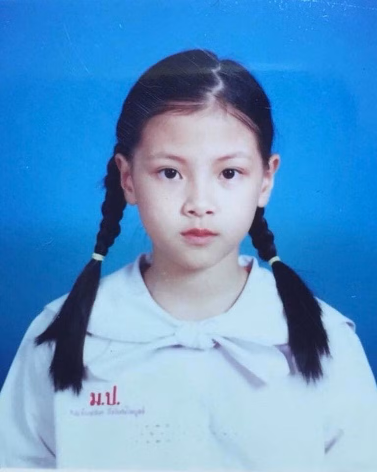 Tuy nhiên, mọi tin đồn và bình luận nghi ngờ đều được dập tắt khi loạt ảnh ngày bé của hot girl Baifern Pimchanok được tung ra. Dân tình lại được một phen trầm trồ bởi nhan sắc của Baifern hồi bé quá đỗi xinh xắn và đáng yêu.