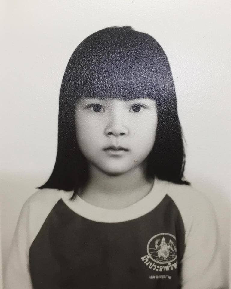 Nổi tiếng luôn đi kèm với tai tiếng, mới đây hot girl Thái Lan - Baifern Pimchanok vướng vào tin đồn từng dao kéo, tân trang nhan sắc. Nhiều người tỏ ra nghi ngờ bởi mọi đường nét trên khuôn mặt nữ diễn viên đều chuẩn và cân đối là sản phẩm của công nghệ phẫu thuật thẩm mỹ.