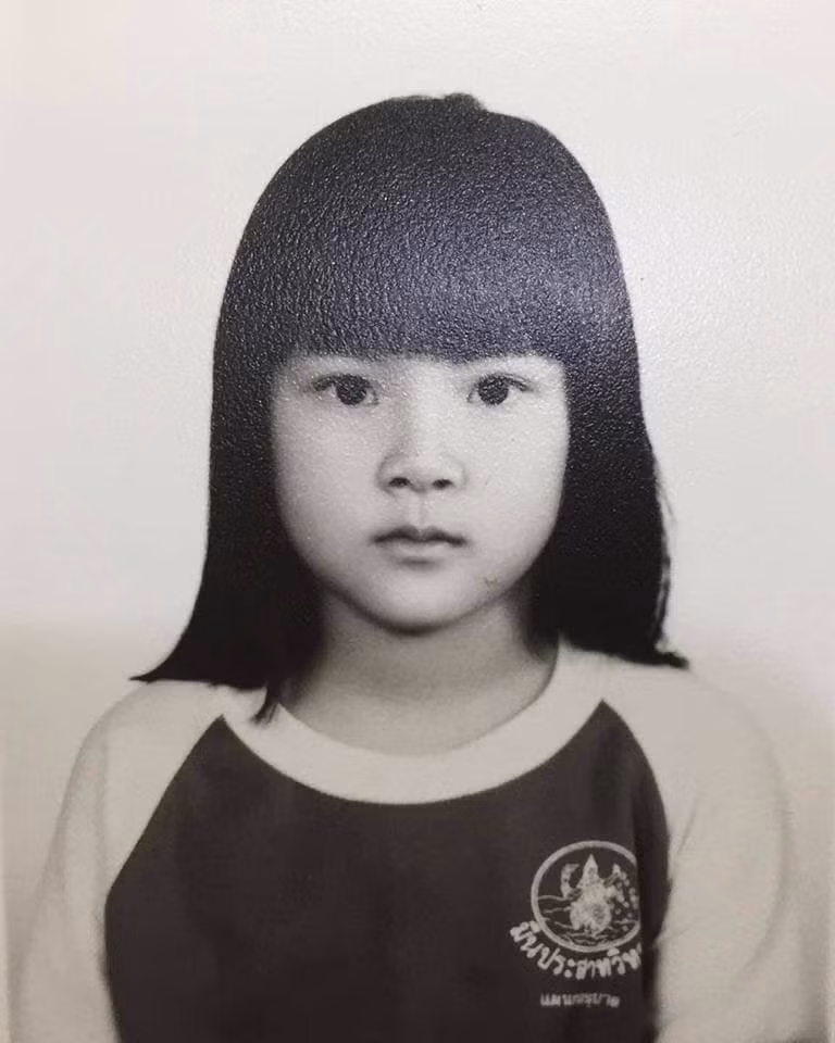 Nổi tiếng luôn đi kèm với tai tiếng, mới đây hot girl Thái Lan - Baifern Pimchanok vướng vào tin đồn từng dao kéo, tân trang nhan sắc. Nhiều người tỏ ra nghi ngờ bởi mọi đường nét trên khuôn mặt nữ diễn viên đều chuẩn và cân đối là sản phẩm của công nghệ phẫu thuật thẩm mỹ.