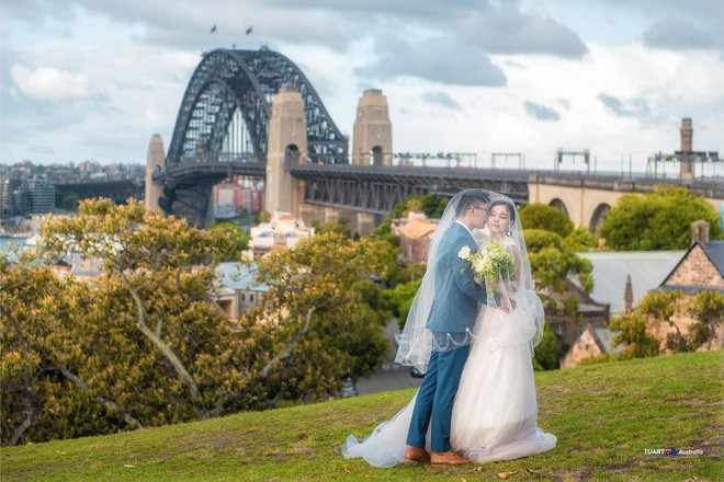 Nhìn lại hành trình từ yêu đến cưới của mình, cô dâu bật cười khi nhớ lại những cung bậc cảm xúc đan xen. Chàng trai nảy sinh tình cảm khi học chung cao học. Nhưng khi ra trường, cả hai phải trải qua vài mối tình rồi mới chính thức quay về bên nhau.