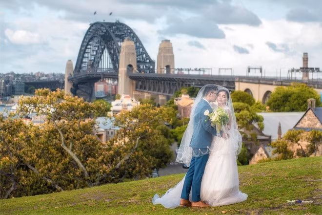 Nhìn lại hành trình từ yêu đến cưới của mình, cô dâu bật cười khi nhớ lại những cung bậc cảm xúc đan xen. Chàng trai nảy sinh tình cảm khi học chung cao học. Nhưng khi ra trường, cả hai phải trải qua vài mối tình rồi mới chính thức quay về bên nhau.