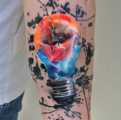 Một chiếc bóng đèn theo phong cách xăm màu nước của nghệ sĩ Ondrej Konupcik.