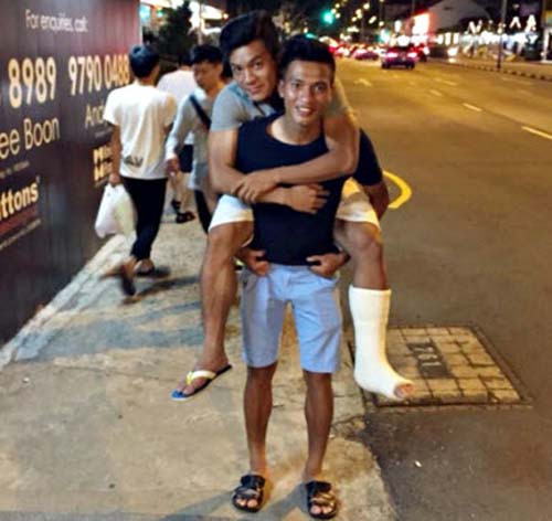 Thời điểm bị chấn thương, Tấn Tài phải bó bột và không thể tự di chuyển, phải nhờ vào đôi nạng. Ngọc Thắng chính là người luôn bên cạnh động viên, chăm sóc và cõng bạn.