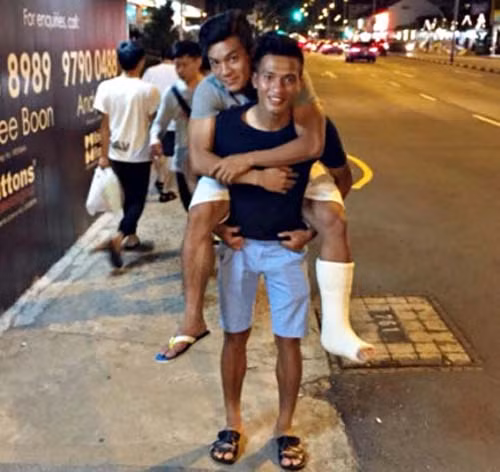 Thời điểm bị chấn thương, Tấn Tài phải bó bột và không thể tự di chuyển, phải nhờ vào đôi nạng. Ngọc Thắng chính là người luôn bên cạnh động viên, chăm sóc và cõng bạn.