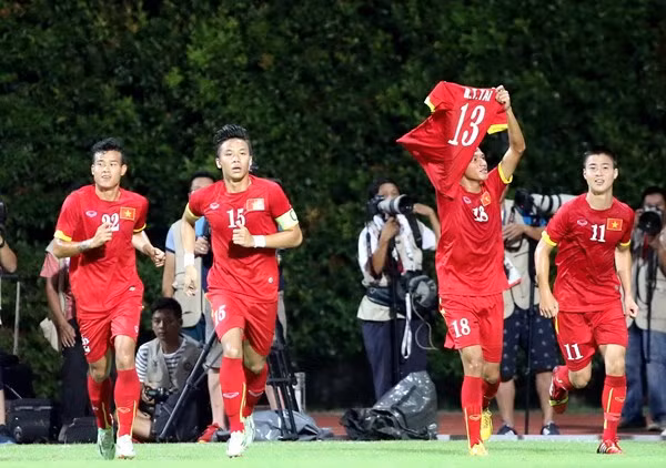 Lời cuối cùng trước khi Tấn Tài ra sân bay về nước Ngọc Thắng nói: "Tao sẽ ghi bàn thắng và mang tấm HCV về, đeo lên cổ tặng mày”.