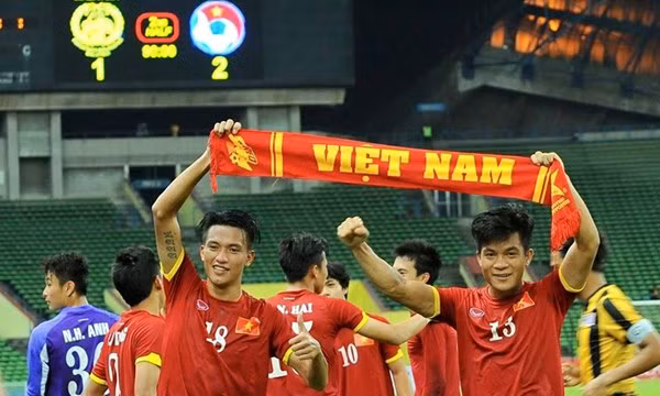 Ngọc Thắng và Tấn Tài quen biết nhau từ thời còn đá cho U16 VN ở giải Đông Nam Á năm 2010. Họ chơi thân, gìn giữ tình bạn đẹp ấy trên mỗi bước đường sự nghiệp. Họ đã nói với nhau rằng bằng mọi giá cả hai phải hoàn thành giấc mơ được khoác màu áo đỏ, thi đấu tại sân chơi SEA Games trong tương lai gần nhất.