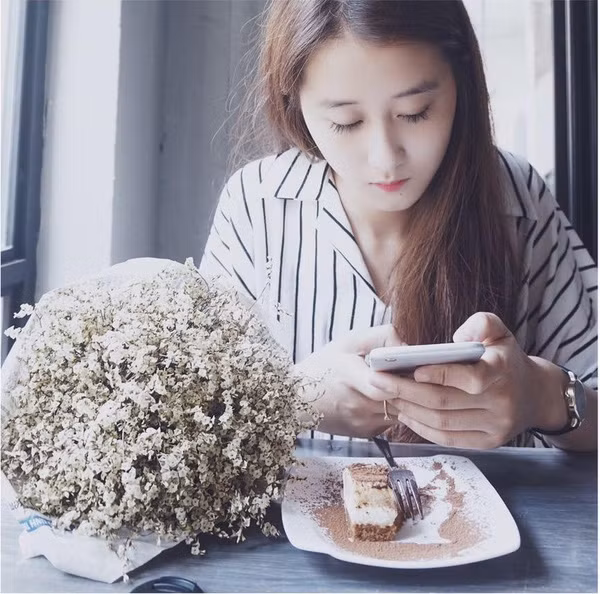 Sở hữu gương mặt cân đối với đường nét hài hòa, làn da trắng sứ, chiếc mũi cao cùng khuôn miệng rất duyên, giúp Nga Anh không khó để cô nàng này lấy lòng được người đối diện.