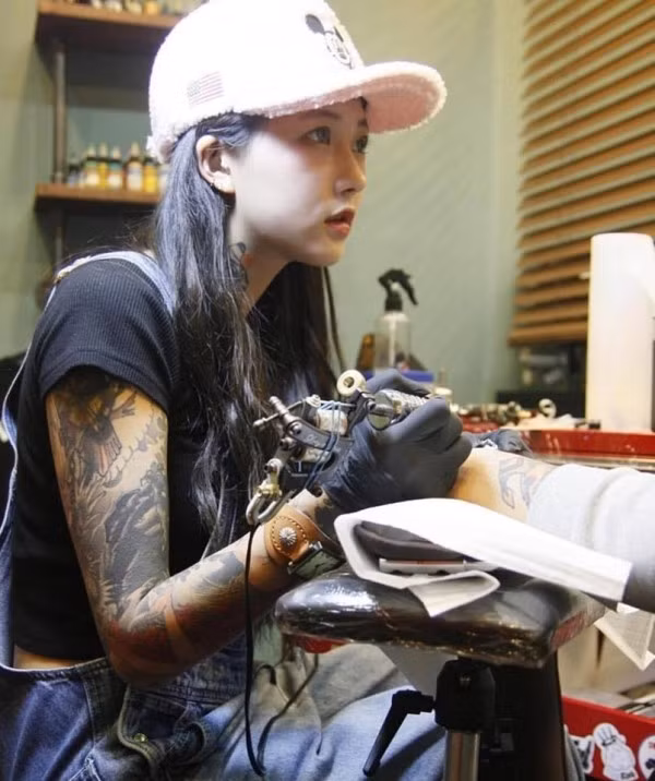 Cô nàng chứng minh rằng hình xăm không hề quyết định đến tính cách hay là thứ để đánh giá người khác. Đây còn là điểm cộng khiến Ahn Lina trở thành “mỹ nhân” trong mắt những người yêu nghệ thuật xăm mình.