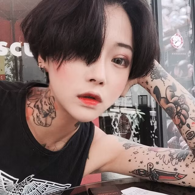 Vẻ xinh đẹp ngọt ngào, đáng yêu đối lập với những hình xăm cá tính là nét đặc biệt hút “ngàn like” của cô nàng.