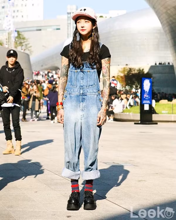 Cô nàng nữ thợ xăm dường như không còn chỗ nào để xăm trên cơ thể.