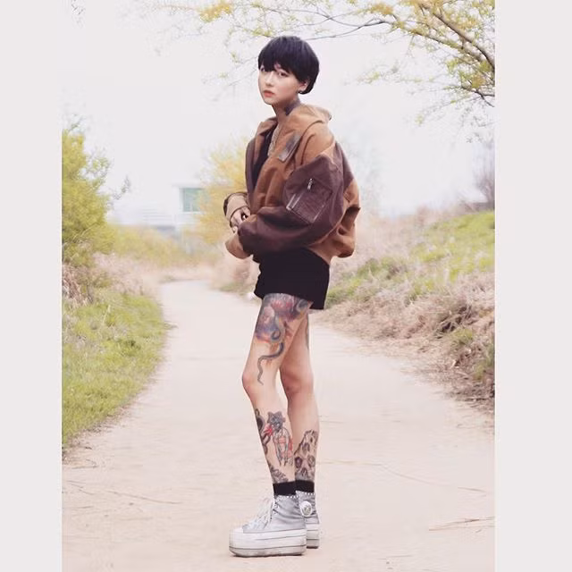 Mặc dù nổi tiếng vì cơ thể được phủ gần kín bằng các hình xăm, chủ yếu theo phong cách old school nhưng vẻ đẹp của Ahn Lina không phải kiểu “hổ báo”, mạnh mẽ thường thấy.