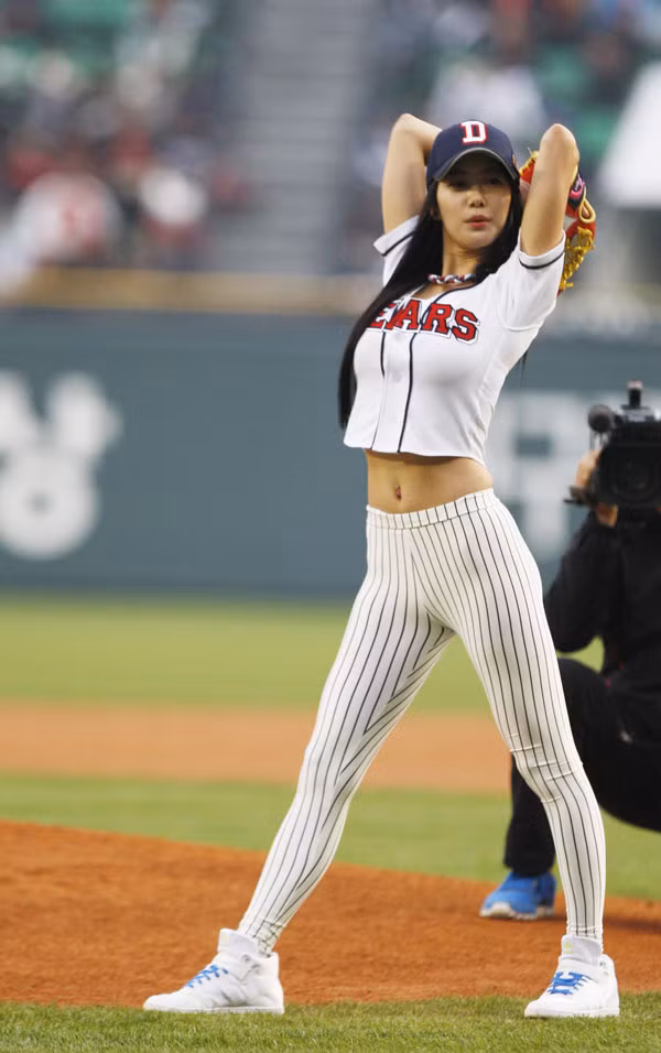 Đường cong được mỹ nhân Hàn Quốc này thể hiện trên sân bóng.