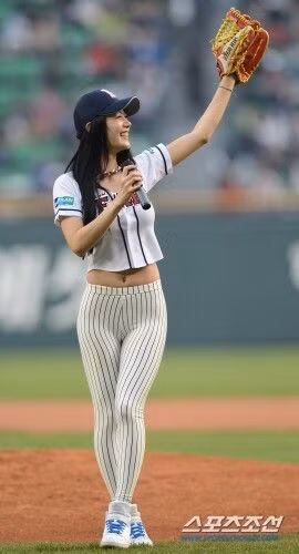 Clara Lee trong trận đấu bóng chày.