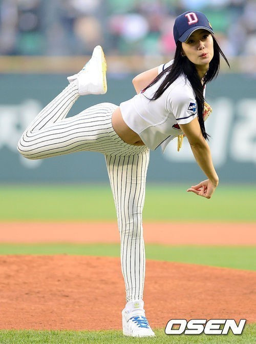 Clara Lee sinh năm 1986 và nổi danh từ năm 2013 sau khi làm người mẫu ảnh nội y cho một tạp chí thời trang tại Hàn Quốc.