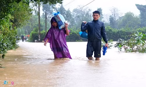 Người dân phường Bùi Thị Xuân (TP.Quy Nhơn) mua lương thực dự trữ sử dụng trong những ngày mưa lũ. Ảnh: Minh Hoàng