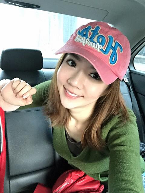 Khi những bức ảnh xinh đẹp Kanji Yan được đăng tải trên mạng, nhiều người đã phải ghen tỵ với chồng cô hot girl ngành hàng không này bởi anh ta quá may mắn có được một người vợ xinh đẹp.