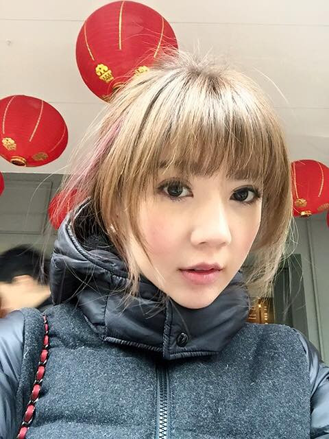 Dù chỉ trang điểm nhẹ nhàng nhưng bằng làn da săn chắc và sáng mịn của mình, Kanji Yan vẫn khiến người khác phải mất hồi lâu ngắm nhìn.