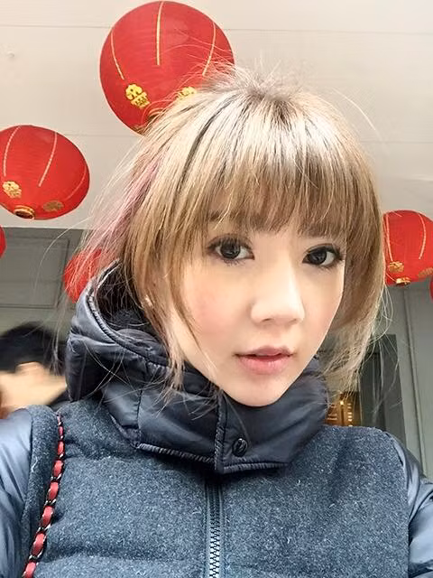 Dù chỉ trang điểm nhẹ nhàng nhưng bằng làn da săn chắc và sáng mịn của mình, Kanji Yan vẫn khiến người khác phải mất hồi lâu ngắm nhìn.