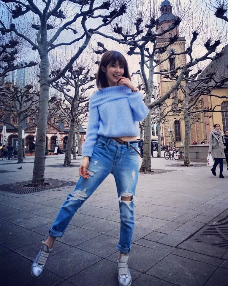 Nhiều cư dân mạng còn nhầm tưởng rằng Kanji Yan là một sinh viên đại học nào đó chứ không phải là một tiếp viên hàng không. Bởi cô sở hữu vẻ đẹp trẻ trung và vô cùng dễ thương.