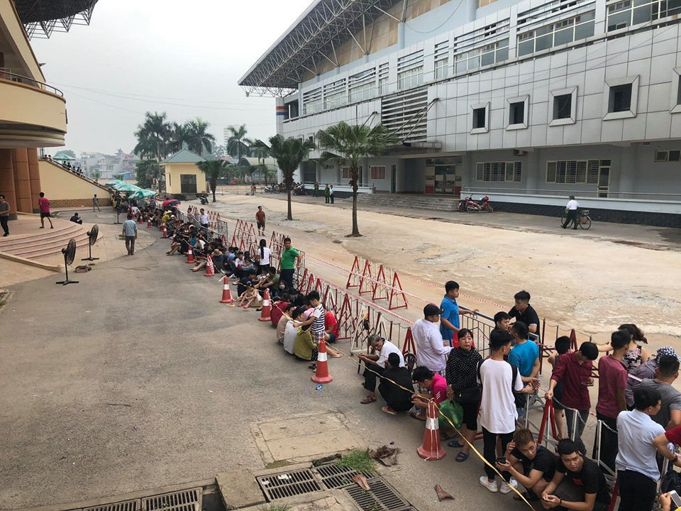 4h sang 3/6: Lu luot mua ve tran U23 Viet Nam vs U23 Myanmar