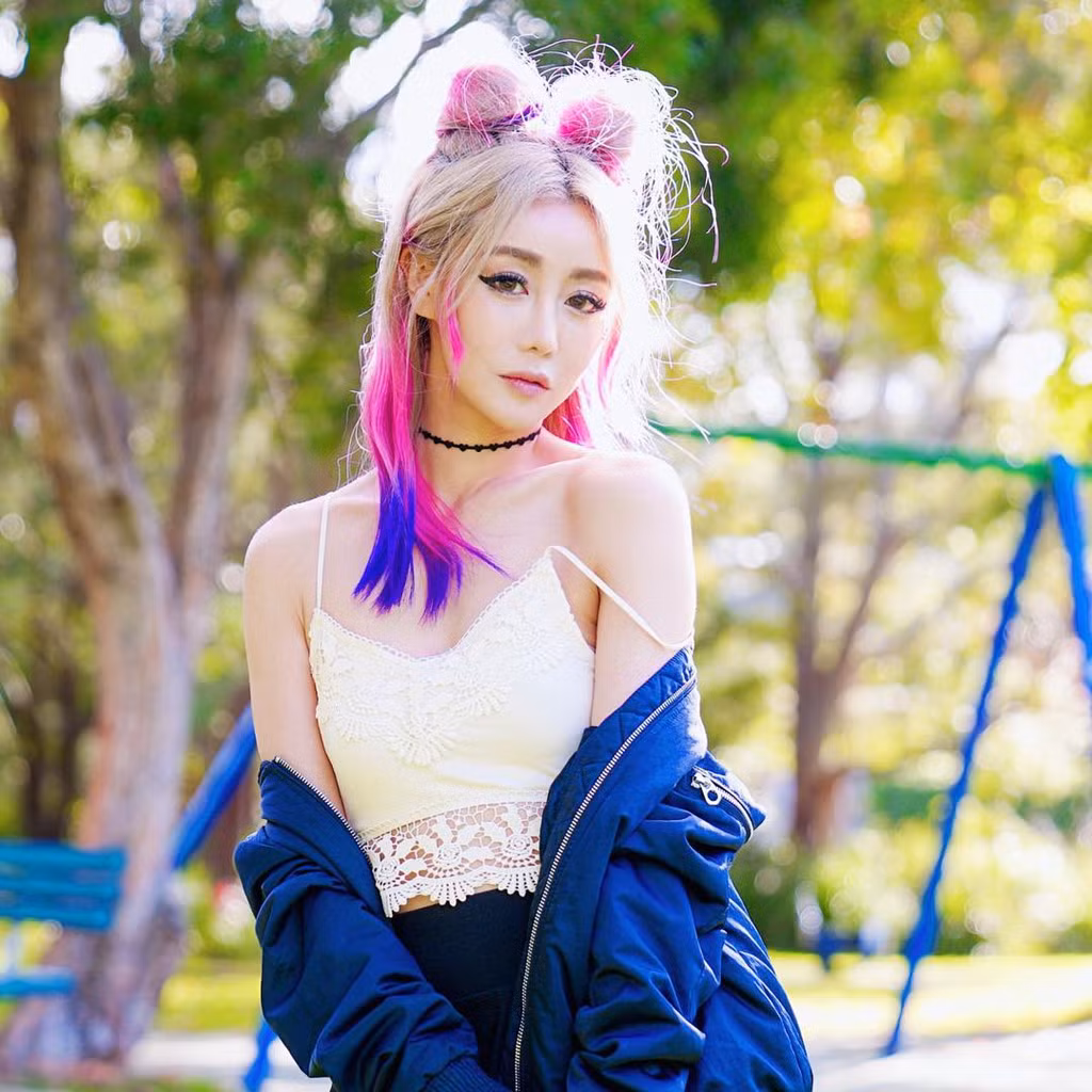 Dù là chủ nhân của loạt video triệu view, sau tất cả, Wengie lại muốn trải nghiệm cuộc sống như một cô gái bình thường. Trên trang web của mình, Wengie từng chia sẻ rằng cô cũng phải ăn mì gói để mua một chiếc túi xách, dành hơn 10.000 đô mua giày trong một tháng và mặc chiếc đầm với giá 2 đô.