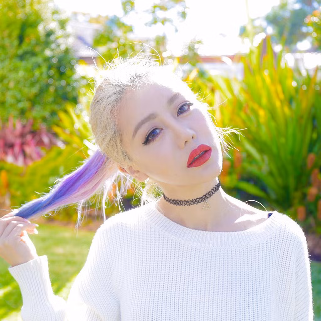 Tốt nghiệp ngành Kế toán, có việc làm ổn định về marketing, Wengie mạnh dạn xin nghỉ để tập trung hoàn toàn cho đam mê và phát triển sự nghiệp của một YouTuber của mình.