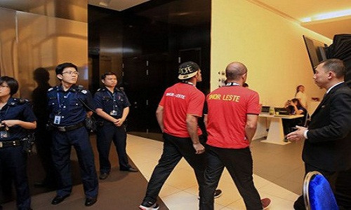 Bat giu truong doan bong da Dong Timor de dieu tra-Hinh-2