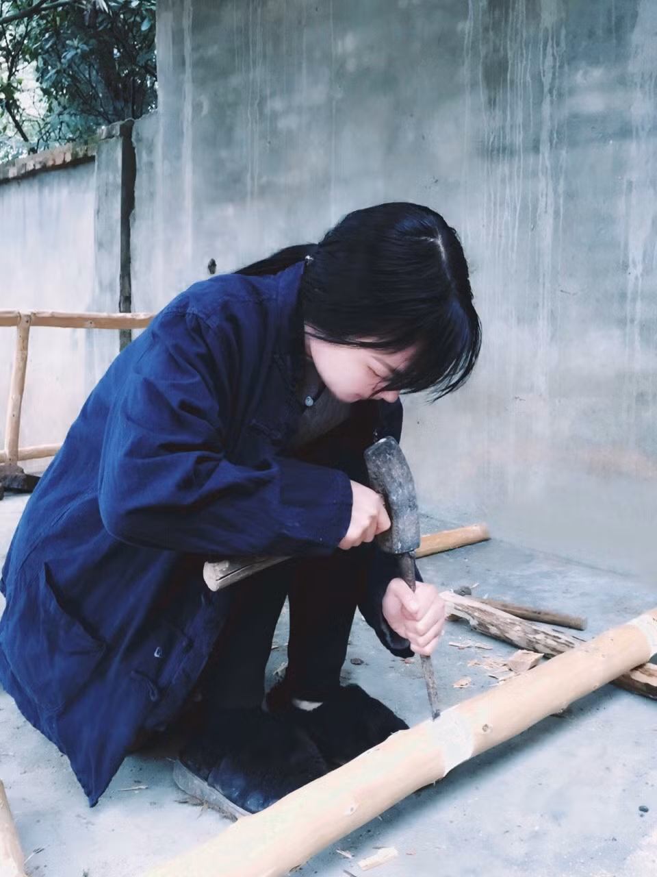 Thường xuyên xuất hiện trong những bộ cánh cổ trang, "thánh nấu ăn" Lý Tử Thất gây tò mò cho nhiều người. Trái với vẻ ngoài thoát tục tựa tiên nữ, cô gái 9X này lại tỏ ra khá tháo vát chẳng kém các đấng mày râu khi chặt cây làm ống đun nước hay đục gỗ làm chiếc thang hái trái cây.