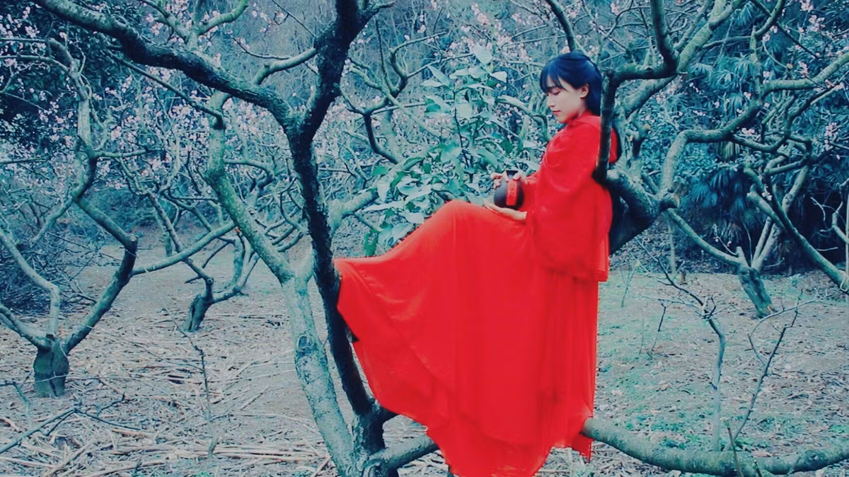 Điển hình như trước đây, Tử Thất đã cho đăng tải clip hướng dẫn dân mạng nhuộm vải bằng nước vỏ nho hay công phu hơn là dựng cả một căn chòi làm nơi đọc sách.