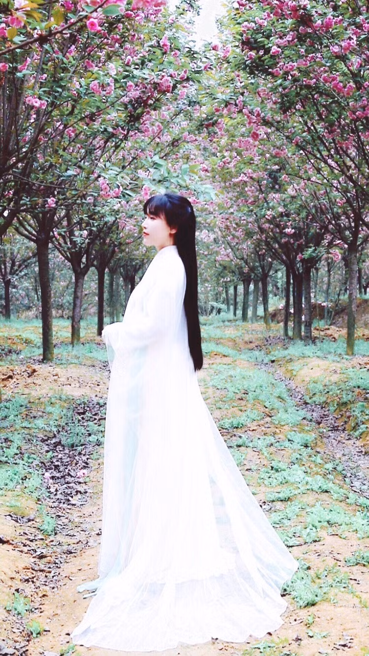 Được biết, Tử Thất là cô gái đến từ vùng Tứ Xuyên. Vốn là một DJ có tiếng và từng nhận được rất nhiều giải thưởng nhưng có lẽ vì quá mệt mỏi với những ồn ào nơi phố thị, Lý Tử Thất quyết định quay về thôn quê sống cùng bà nội.