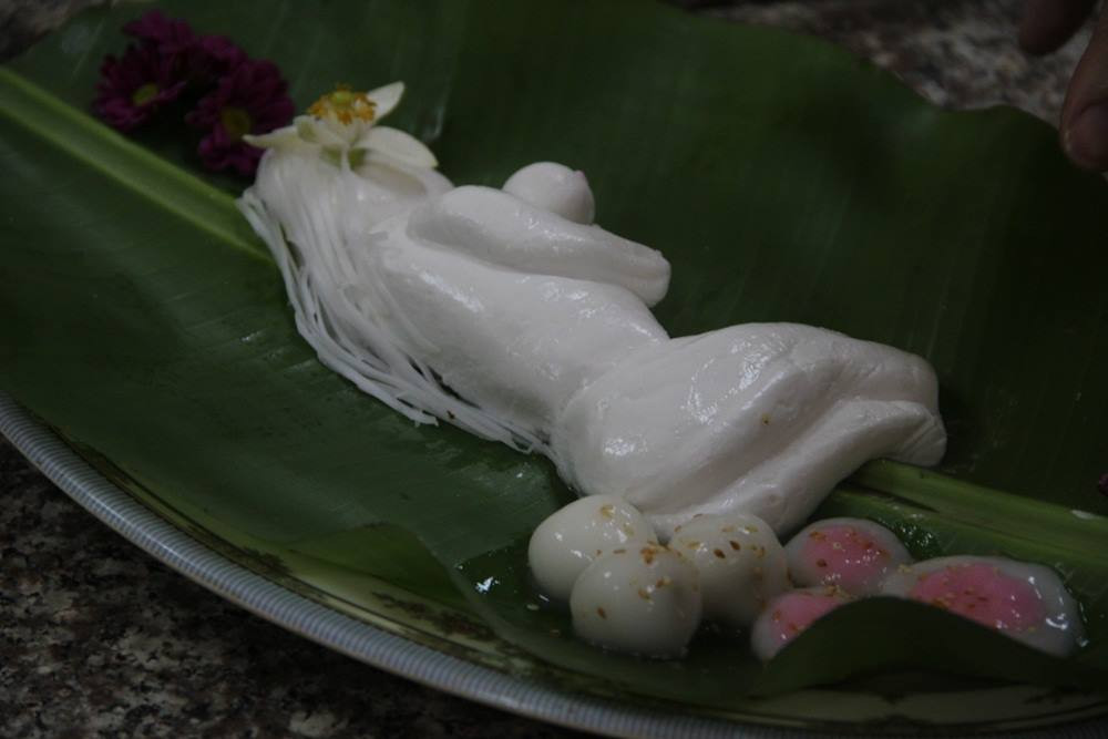 Một cô gái được hiện thực hóa bằng bánh trôi.